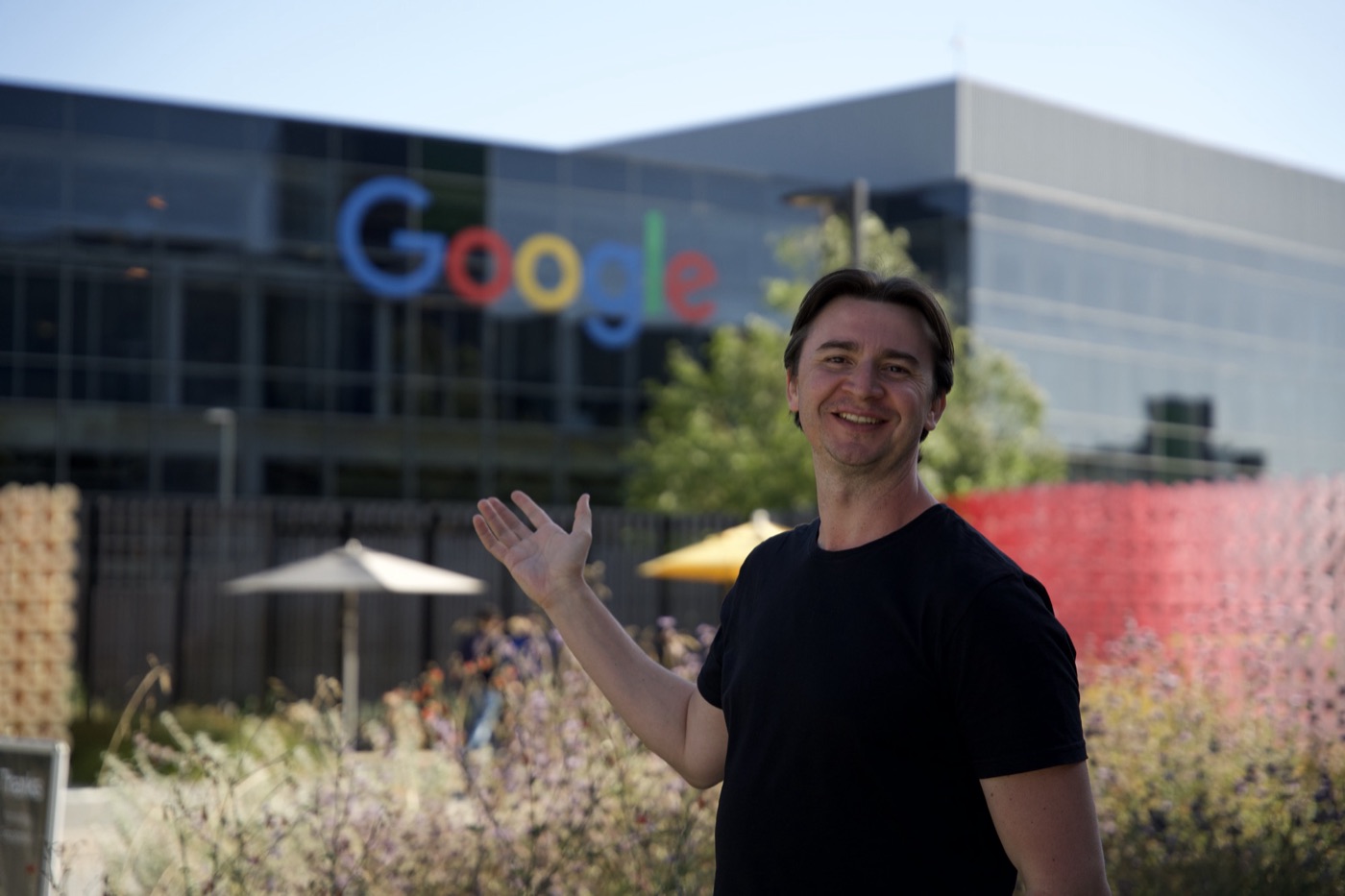 Adriano Gianini na frente do letreiro do Google, na sede da empresa em Mountain View