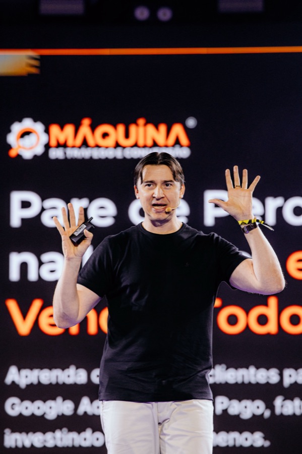 Adriano Gianini palestrando no palco do RD Summit 2024